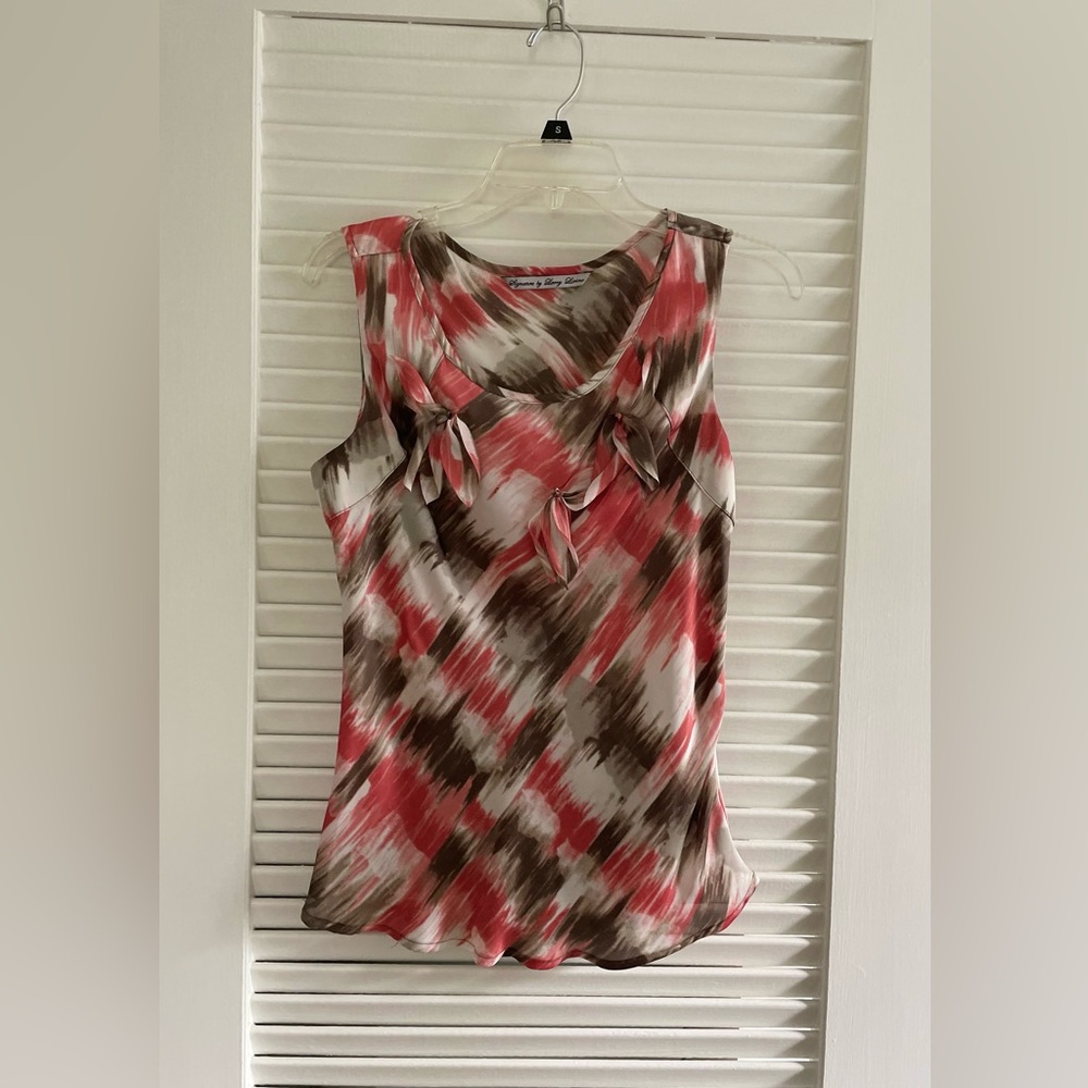 Larry Levine Red and Black Sleeveless Ruffled Blouse